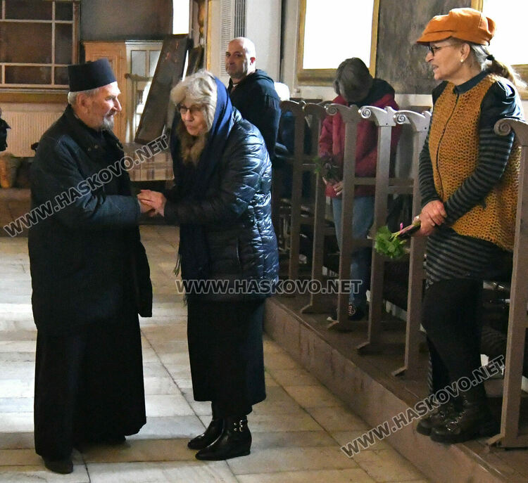 На Разпети петък миряните минават под плащеницата, в която тялото на Христос е било завито след свалянето от кръста