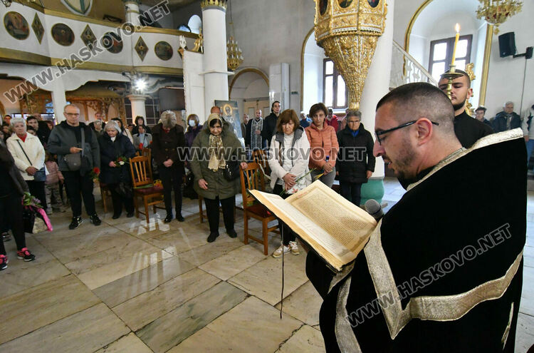 На Разпети петък миряните минават под плащеницата, в която тялото на Христос е било завито след свалянето от кръста
