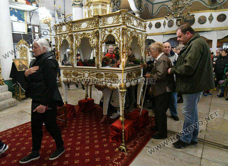 На Разпети петък миряните минават под плащеницата, в която тялото на Христос е било завито след свалянето от кръста