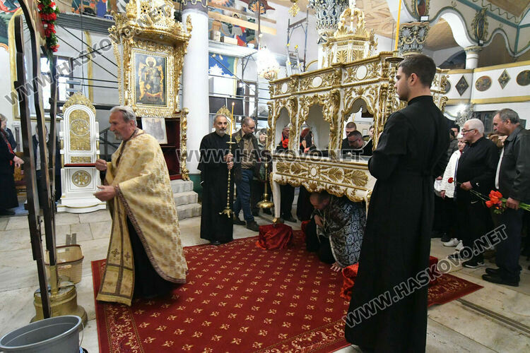 На Разпети петък миряните минават под плащеницата, в която тялото на Христос е било завито след свалянето от кръста