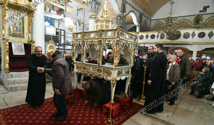 На Разпети петък миряните минават под плащеницата, в която тялото на Христос е било завито след свалянето от кръста