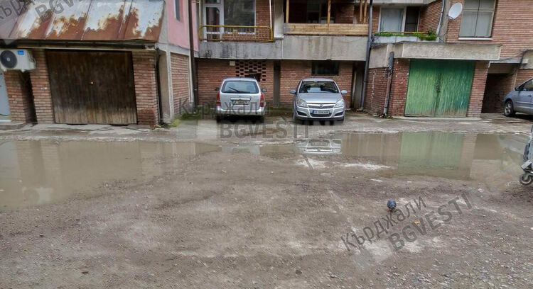Вода залива ул.”Деспот Слав” в Синята зона,  колите паркират в зелените площи