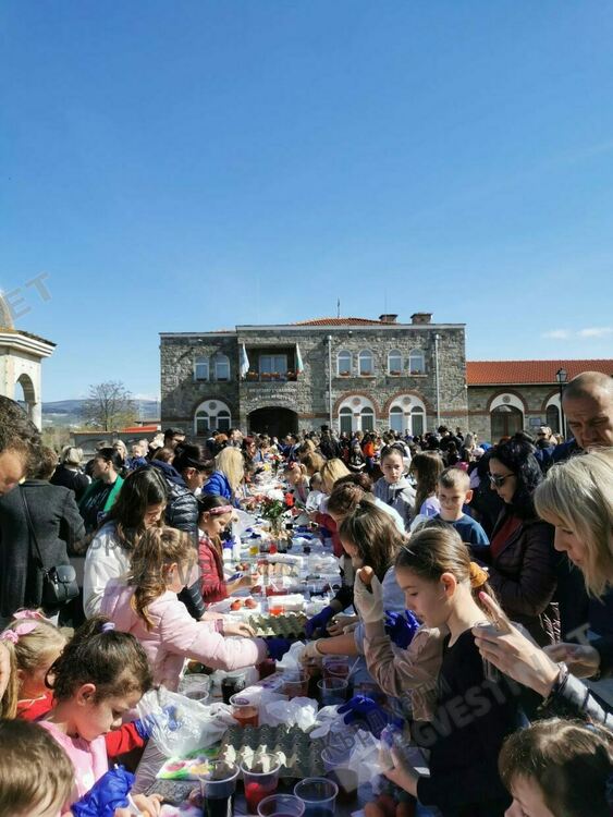 Повече от 150 деца боядисваха яйца в манастирския комплекс „Св.Йоан Предтеча”/снимки/
