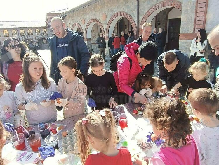 Повече от 150 деца боядисваха яйца в манастирския комплекс „Св.Йоан Предтеча”/снимки/