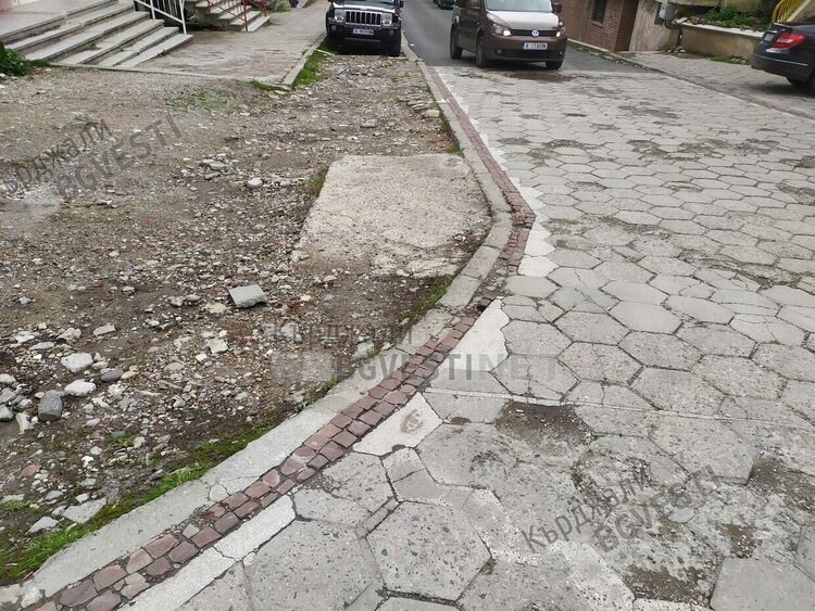 Вода залива ул.”Деспот Слав” в Синята зона,  колите паркират в зелените площи