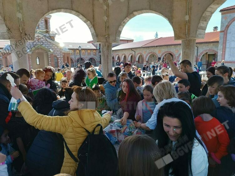 Повече от 150 деца боядисваха яйца в манастирския комплекс „Св.Йоан Предтеча”/снимки/