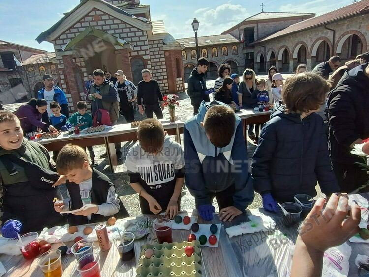 Повече от 150 деца боядисваха яйца в манастирския комплекс „Св.Йоан Предтеча”/снимки/