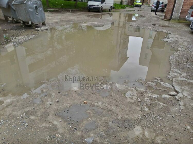 Вода залива ул.”Деспот Слав” в Синята зона,  колите паркират в зелените площи