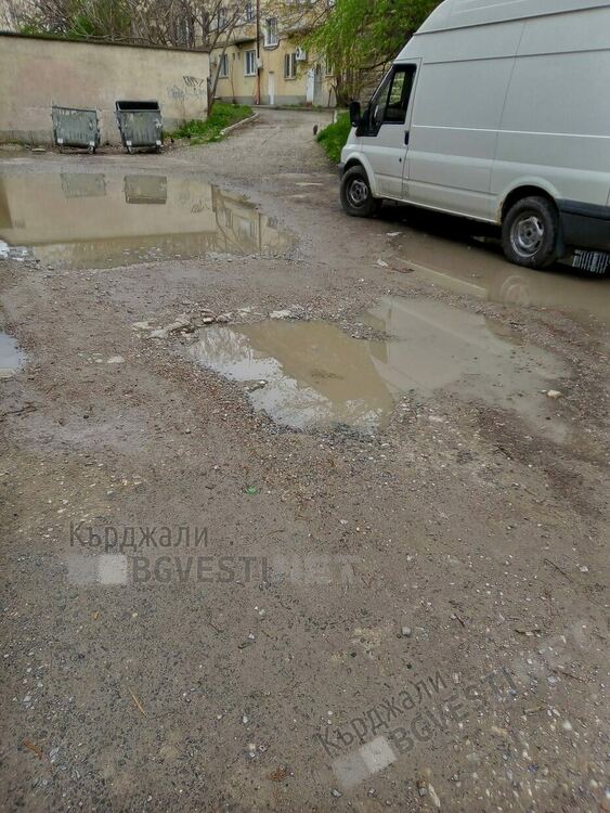 Вода залива ул.”Деспот Слав” в Синята зона,  колите паркират в зелените площи