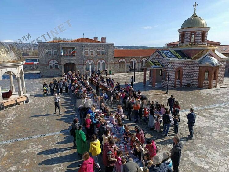 Повече от 150 деца боядисваха яйца в манастирския комплекс „Св.Йоан Предтеча”/снимки/