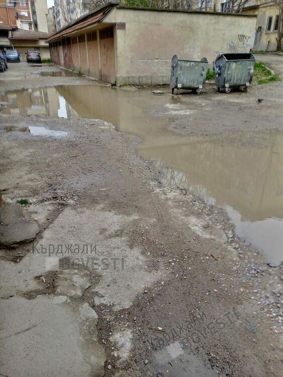 Вода залива ул.”Деспот Слав” в Синята зона,  колите паркират в зелените площи