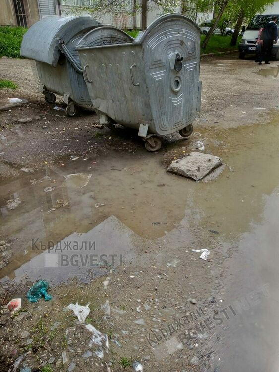 Вода залива ул.”Деспот Слав” в Синята зона,  колите паркират в зелените площи