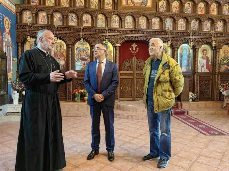 Кметът дари икони за Великден на трите християнски храма в Кърджали