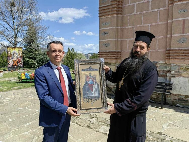 Кметът дари икони за Великден на трите християнски храма в Кърджали