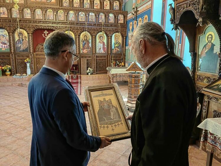 Кметът дари икони за Великден на трите християнски храма в Кърджали