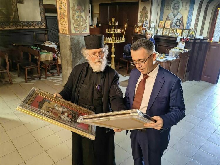 Кметът дари икони за Великден на трите християнски храма в Кърджали