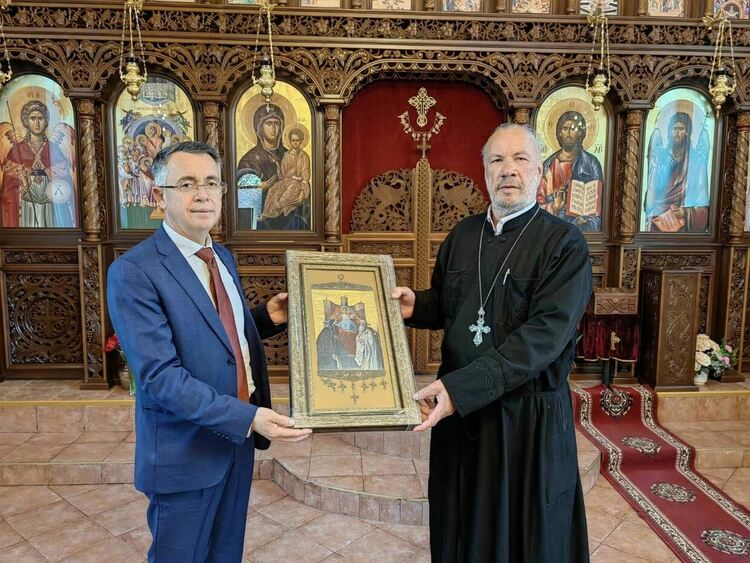 Кметът дари икони за Великден на трите християнски храма в Кърджали