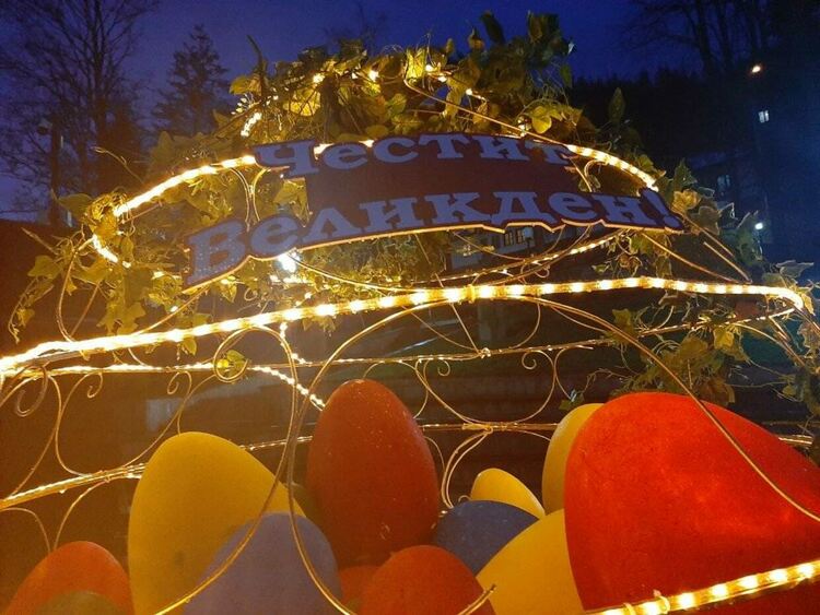 Смолянчани изпълниха храмовете за Великден