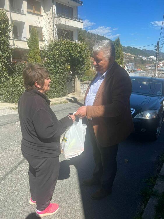 Областният управител Сабрутев подари великденски пакети на стотици смолянчани