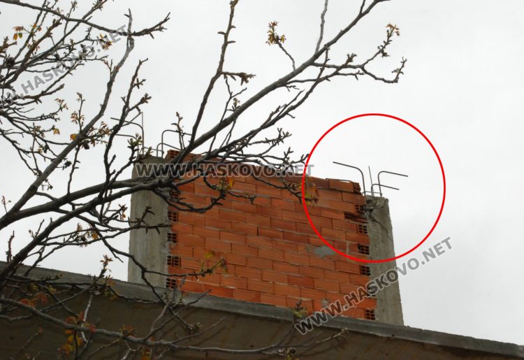  Мълния сцепи колона на новострояща се къща в Хасково