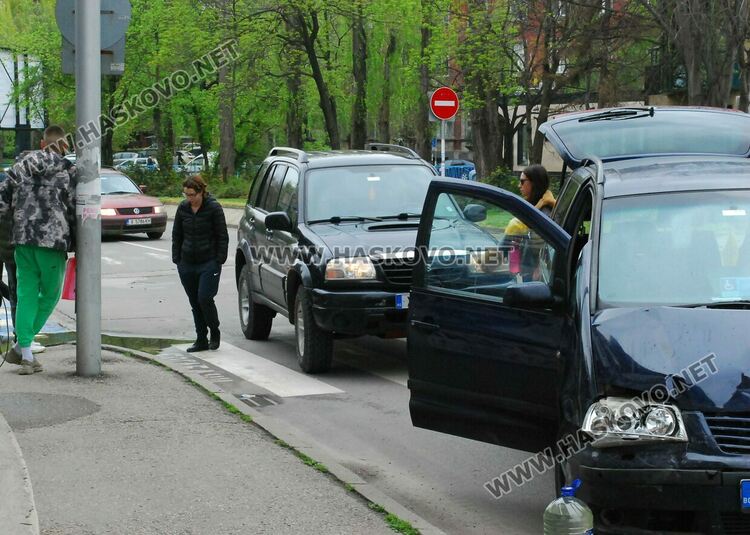 Катастрофа на пешеходна пътека затрудни движението до съда в Хасково
