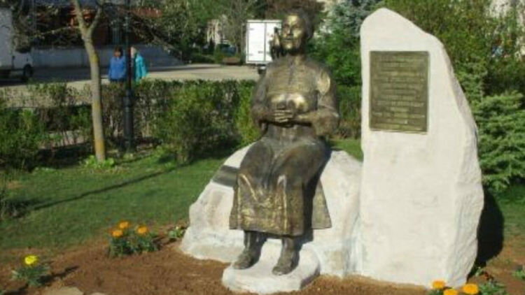 Трънчани почетоха годишнина от рождението на своята именита съгражданка - народната певица Гюрга Пинджурова