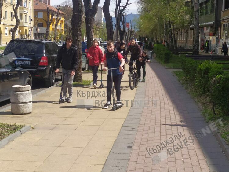 Тротинетките превзеха тротоарите на Кърджали