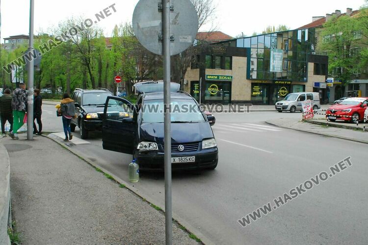 Катастрофа на пешеходна пътека затрудни движението до съда в Хасково