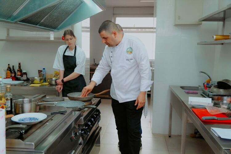 Кулинарен гуру с уроци по готварство в Гимназията по туризъм в Хасково