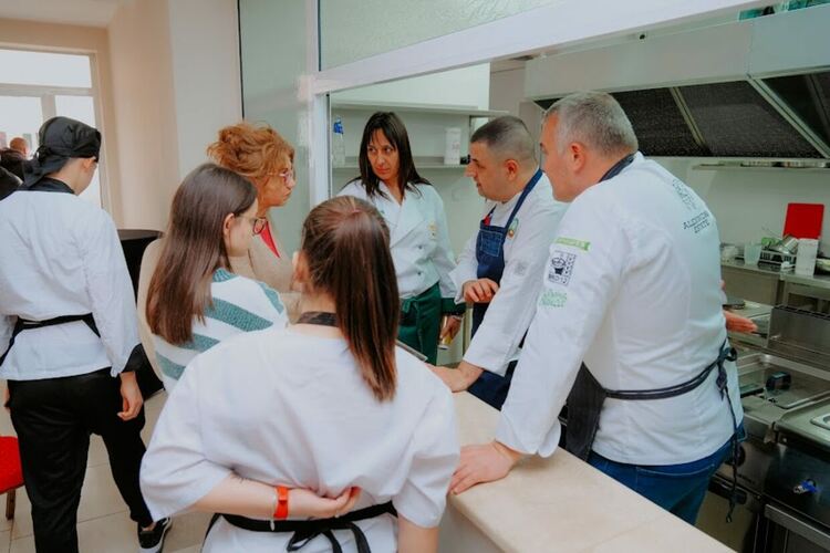 Кулинарен гуру с уроци по готварство в Гимназията по туризъм в Хасково