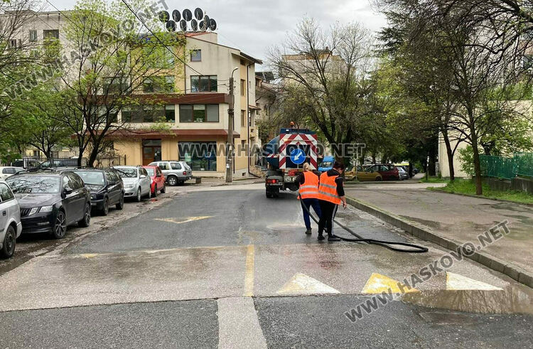 Мият улици по график в Хасково, включително и в дъжда