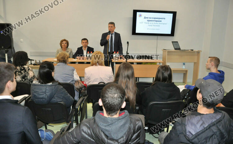 В Езиковата гимназия в Хасково организираха за първи път Дни на кариерното ориентиране по идея на ученици
