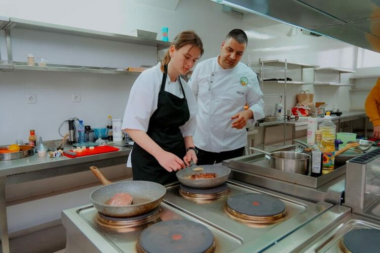 Кулинарен гуру с уроци по готварство в Гимназията по туризъм в Хасково