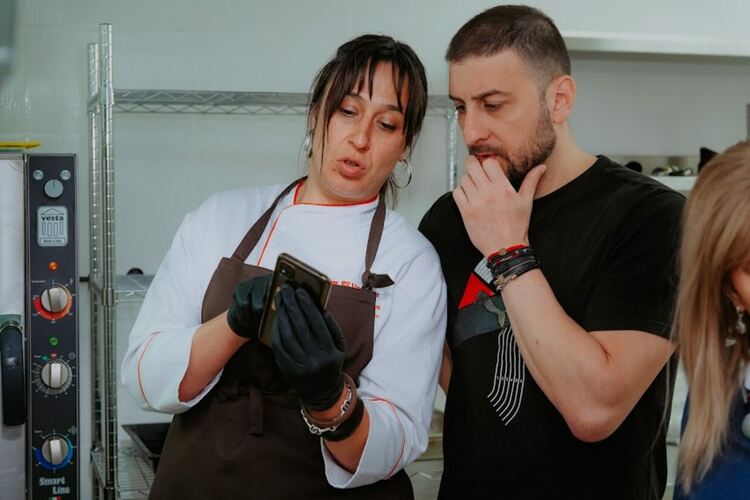 Кулинарен гуру с уроци по готварство в Гимназията по туризъм в Хасково