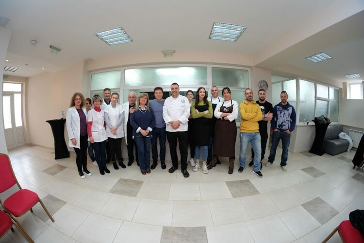 Кулинарен гуру с уроци по готварство в Гимназията по туризъм в Хасково