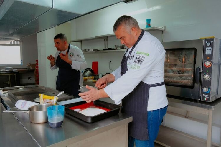 Кулинарен гуру с уроци по готварство в Гимназията по туризъм в Хасково