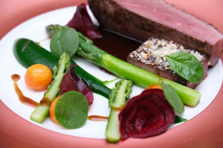 Кулинарен гуру с уроци по готварство в Гимназията по туризъм в Хасково