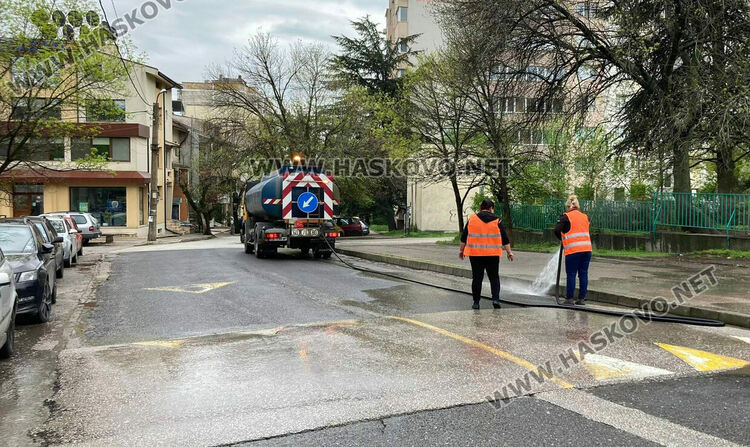 Мият улици по график в Хасково, включително и в дъжда