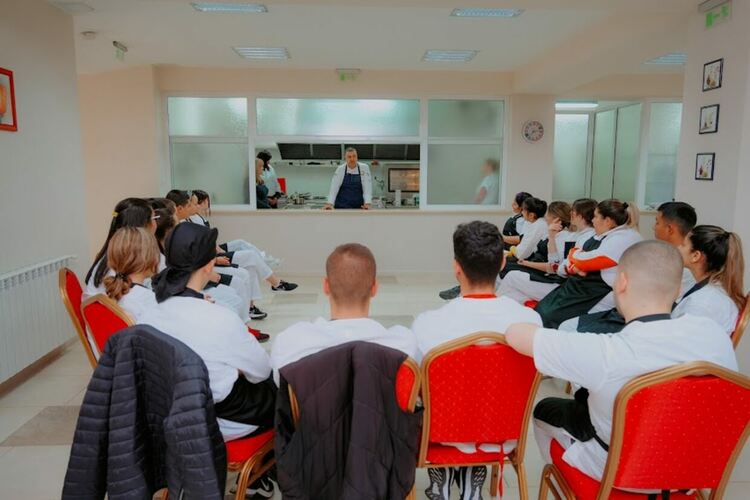 Кулинарен гуру с уроци по готварство в Гимназията по туризъм в Хасково
