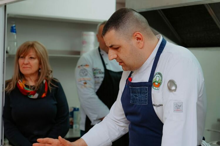 Кулинарен гуру с уроци по готварство в Гимназията по туризъм в Хасково