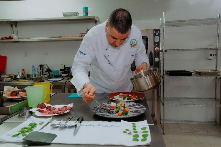 Кулинарен гуру с уроци по готварство в Гимназията по туризъм в Хасково