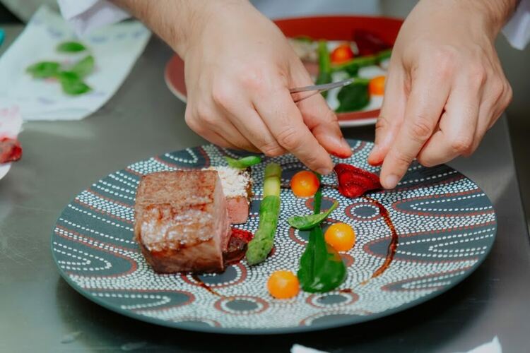 Кулинарен гуру с уроци по готварство в Гимназията по туризъм в Хасково