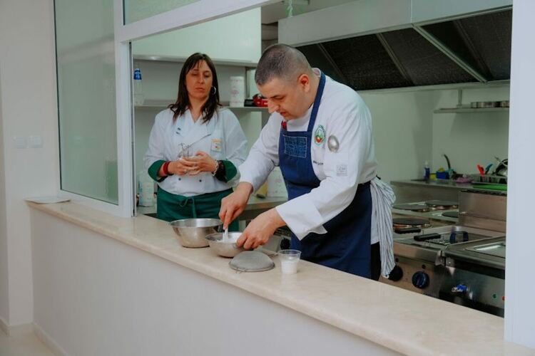 Кулинарен гуру с уроци по готварство в Гимназията по туризъм в Хасково