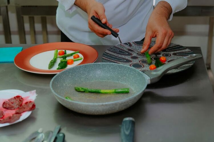 Кулинарен гуру с уроци по готварство в Гимназията по туризъм в Хасково