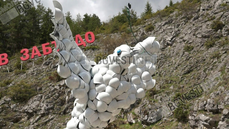 Бели гълъби политат, като символ на мира, на 9 май