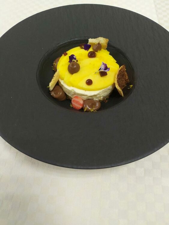 Кулинарен гуру с уроци по готварство в Гимназията по туризъм в Хасково