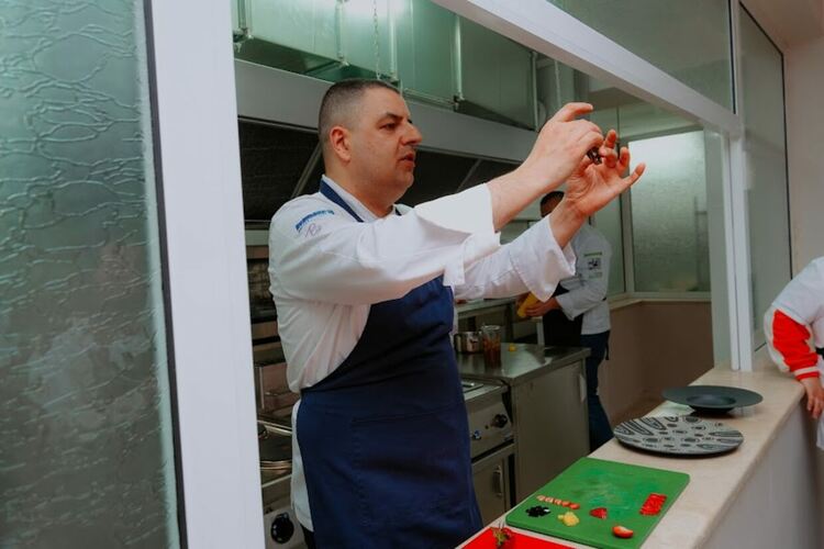 Кулинарен гуру с уроци по готварство в Гимназията по туризъм в Хасково