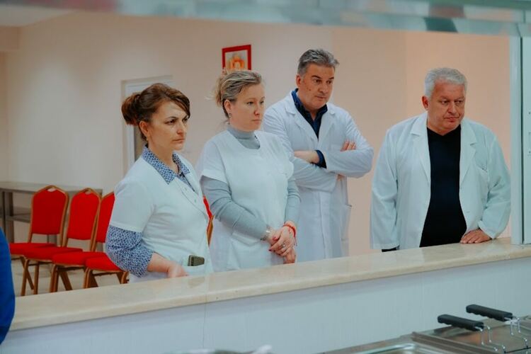 Кулинарен гуру с уроци по готварство в Гимназията по туризъм в Хасково