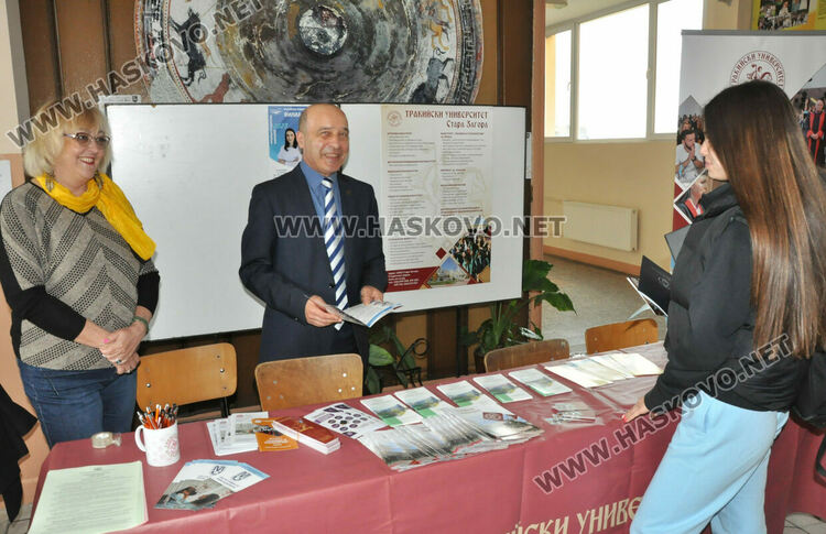 В Езиковата гимназия в Хасково организираха за първи път Дни на кариерното ориентиране по идея на ученици