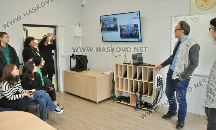 В Езиковата гимназия в Хасково организираха за първи път Дни на кариерното ориентиране по идея на ученици